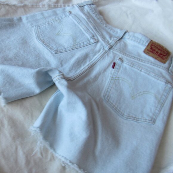 Levi's 501 Women W28 Button Fly Frayed Hem Jean Shorts,Light Blue - Picture 2 of 6